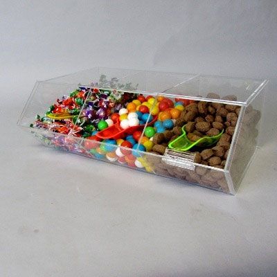 Présentoir compartiments alimentaires plexiglas Présentoir alimentaire transparent multi-compartiments rempli de bonbons colorés, fruits secs et confiseries variées pour présentation professionnelle comptoir