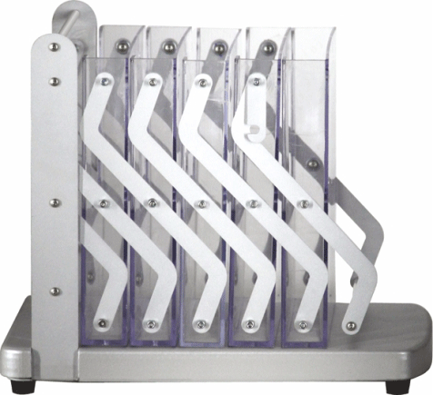 Détail charnières zig-zag Gros plan sur le système de charnières métalliques d'un porte-brochure zig-zag montrant le mécanisme de pliage