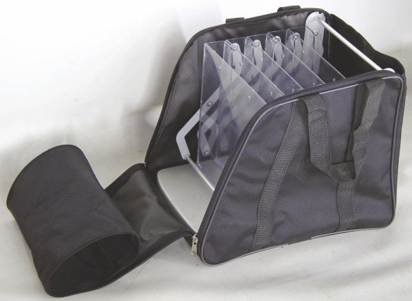 Zig-zag replié ultra-compact Porte-brochure zig-zag complètement replié montrant sa compacité pour le transport et le rangement