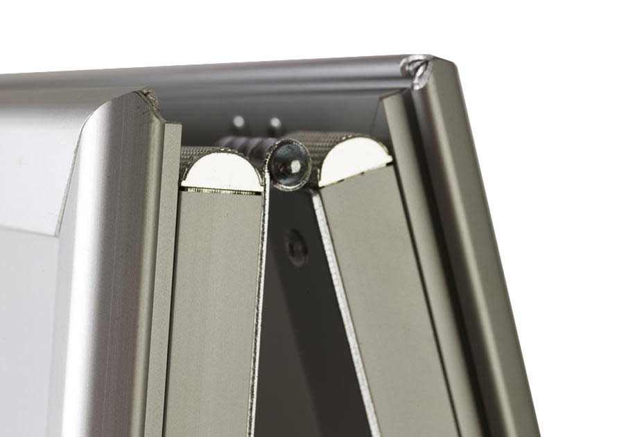 Différences profilés 25mm vs 32mm Comparaison visuelle profilés aluminium 25mm standard et 32mm renforcé pour cadres clic-clac avec épaisseurs matériau