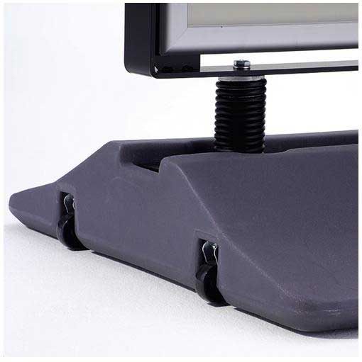 Système roulettes et bouchon socle chevalet A0 Gros plan sur socle lesté avec bouchon de remplissage et roulettes pivotantes d'un chevalet mobile A0