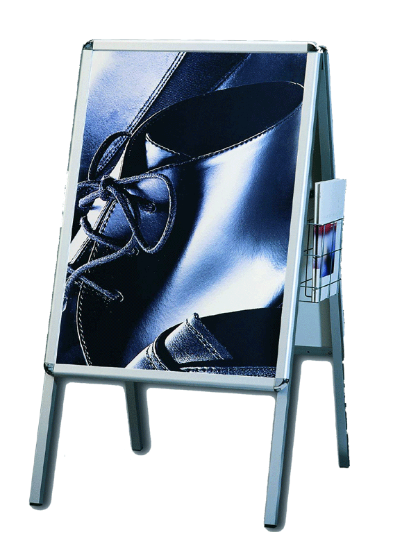 Stop trottoir A1 CLSA1 en situation urbaine Chevalet stop trottoir A1 clic-clac aluminium anodisé installé devant commerce de proximité avec affiche promotion