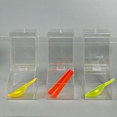 Distributeurs alimentaires rectangulaires muraux en plexiglas transparent fixés côte à côte pour présentation de confiserie et bonbons colorés