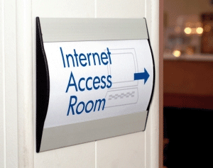 Signalétique directionnelle murale Panneau de signalétique directionnelle mural en aluminium dans un couloir d'entreprise