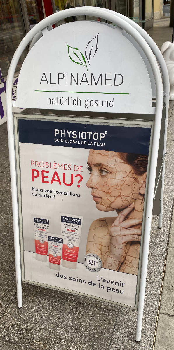 Chevalet stop trottoir avec enseigne personnalisée devant commerce