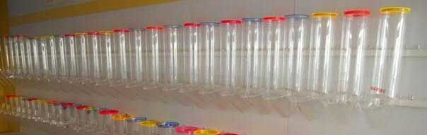 Installation de réglette murale pour fixation de plusieurs distributeurs alimentaires en plexiglas dans un magasin professionnel