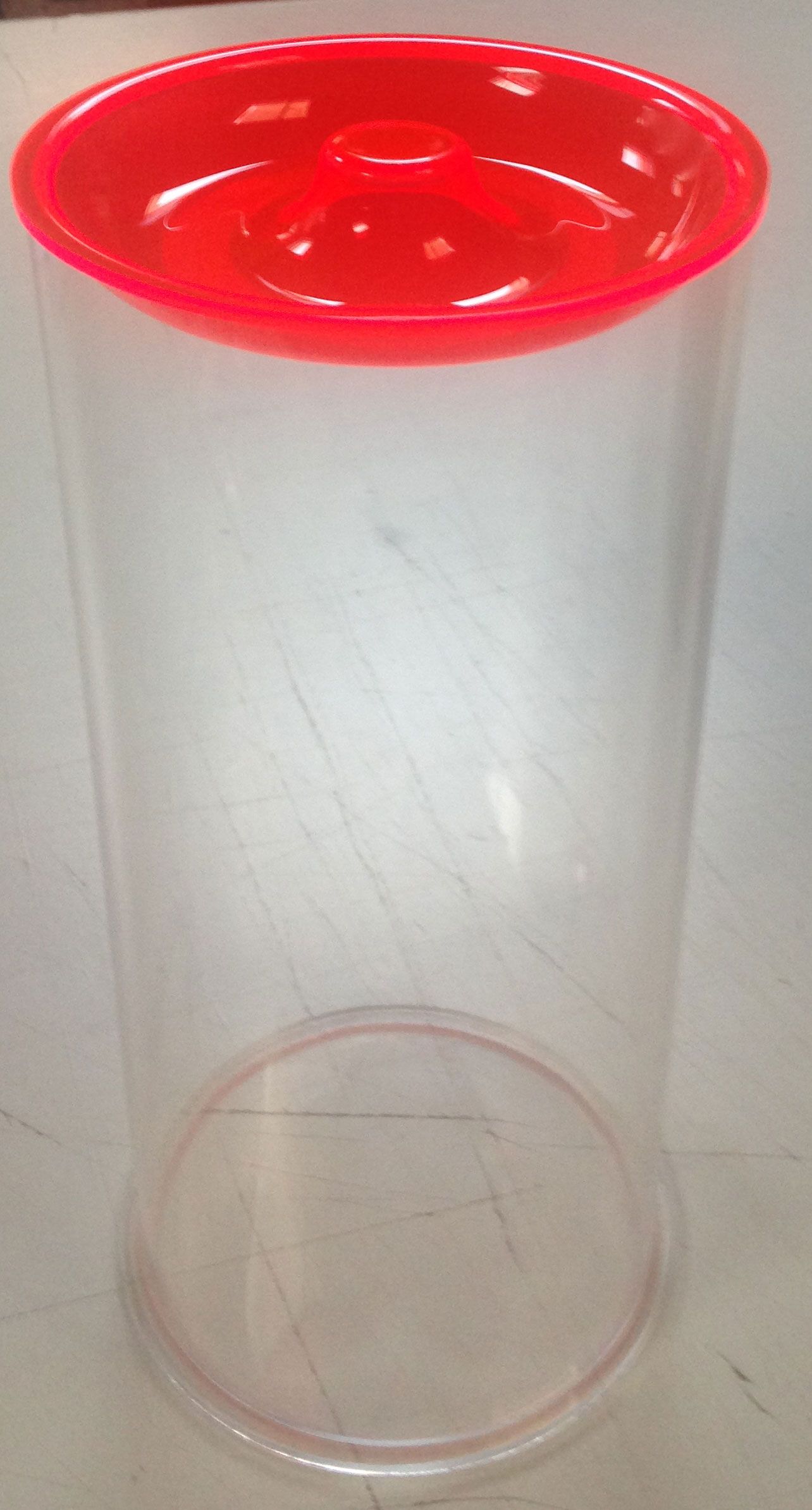 Couvercle hermétique boîte alimentaire plexiglas Détail du couvercle hermétique amovible d'une boîte alimentaire cylindrique transparente en plexiglas avec fermeture étanche pour conservation optimale