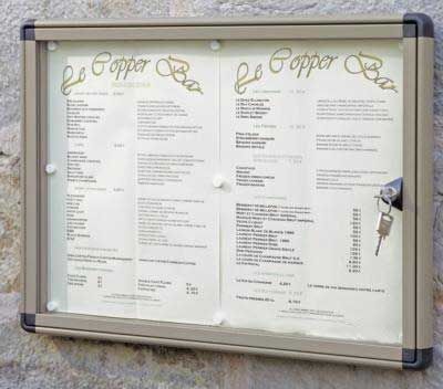 Vitrine murale sécurisée pharmacie Vitrine d'affichage murale vitrée avec serrure installée en extérieur avec affiches positionnées