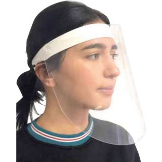 Visière de protection portée par une femme