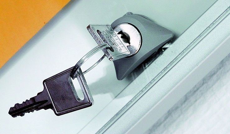 Serurre douvle clés fournies dans toutes les vitrines d'intérieur AGL en vente chez P&P